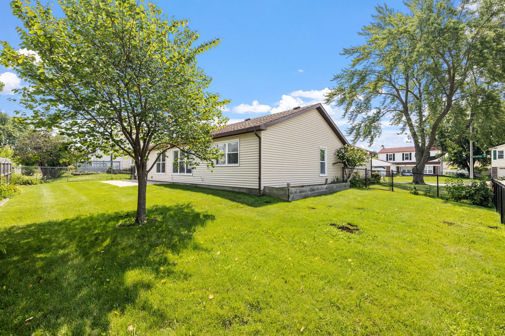 160 Brookside Drive, Glendale Heights, IL 60139