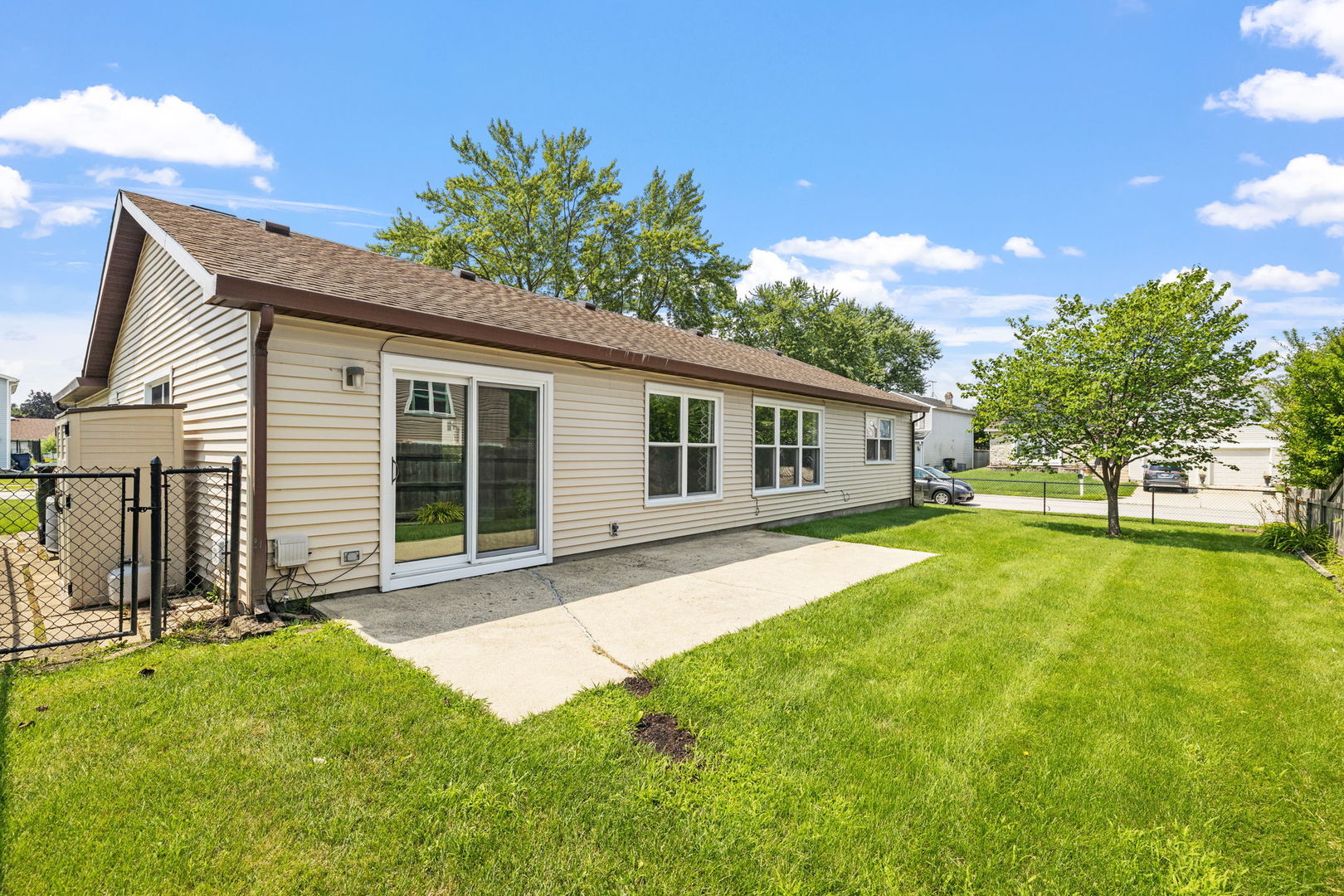 160 Brookside Drive, Glendale Heights, IL 60139