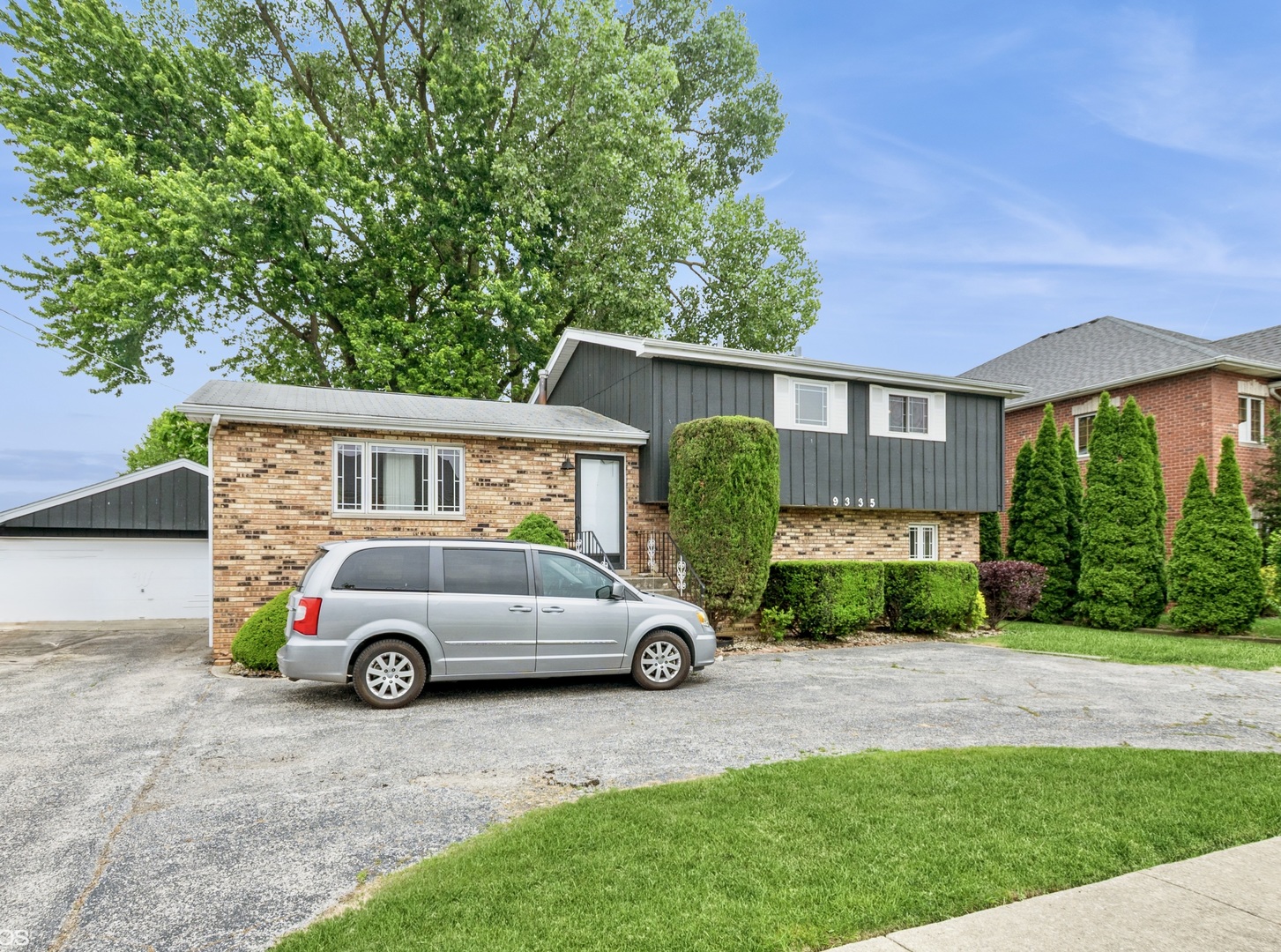 9335 Odell Avenue, Bridgeview, IL 60455