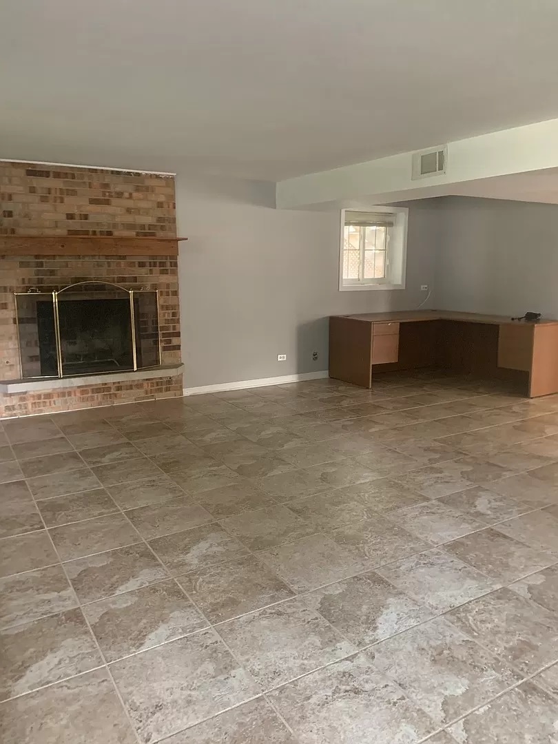 2305 Kingston Drive, Wheaton, IL 60189