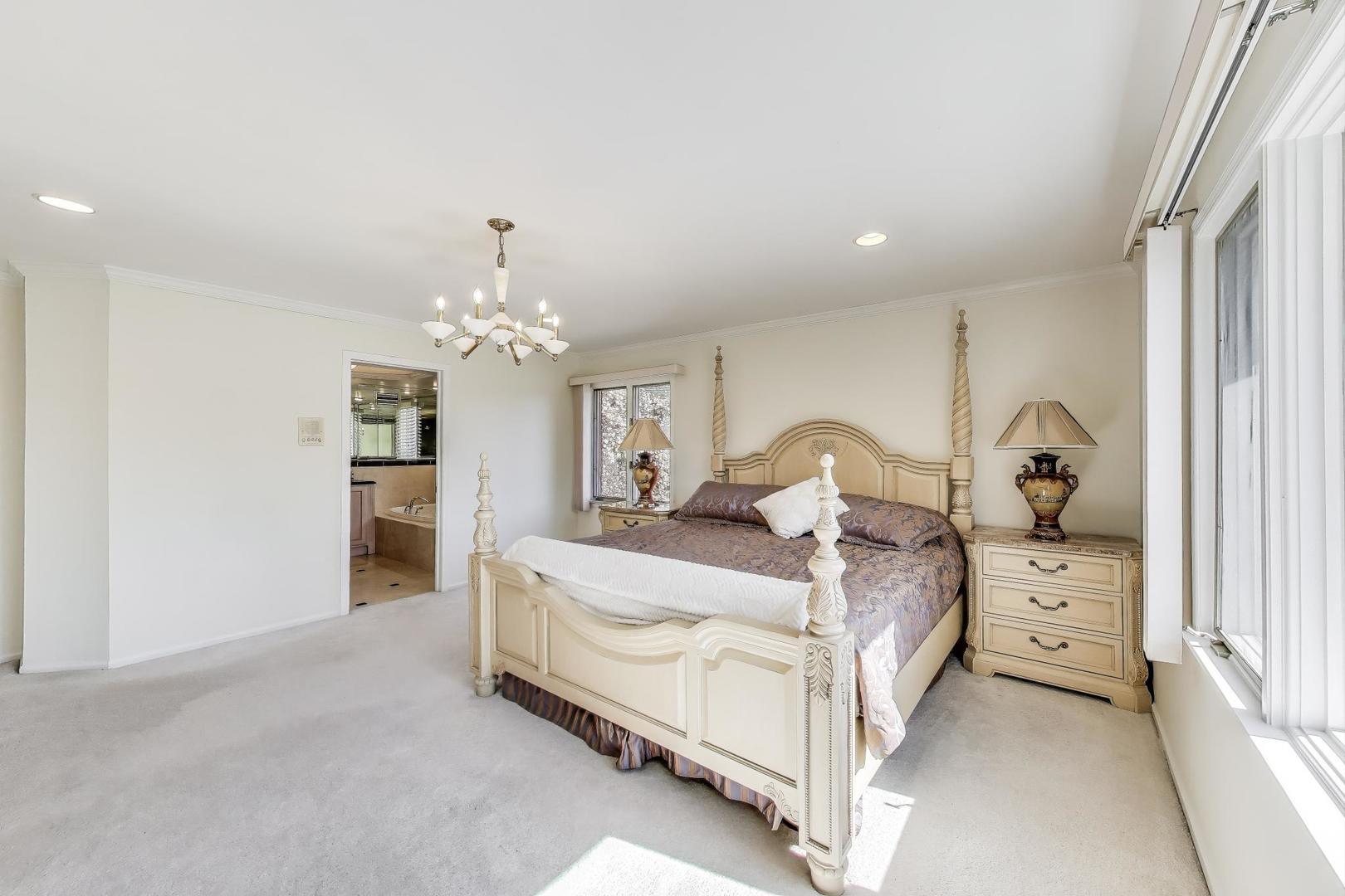 11 Camelot Drive, Oak Brook, IL 60523