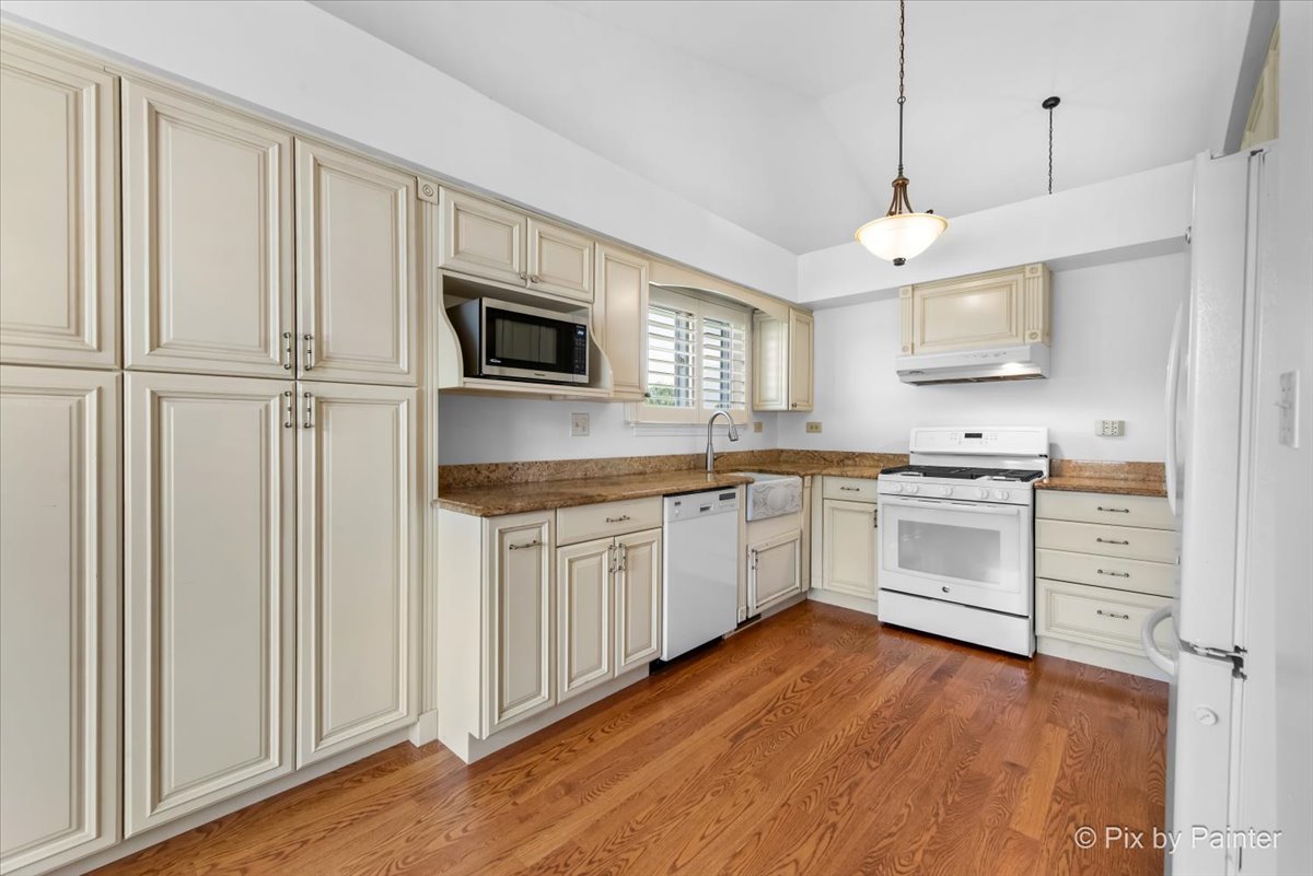 1870 Grosse Pointe Circle, Hanover Park, IL 60133