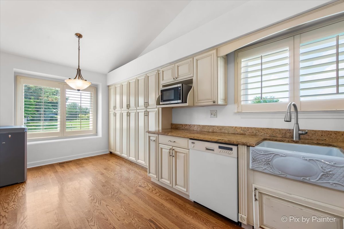 1870 Grosse Pointe Circle, Hanover Park, IL 60133