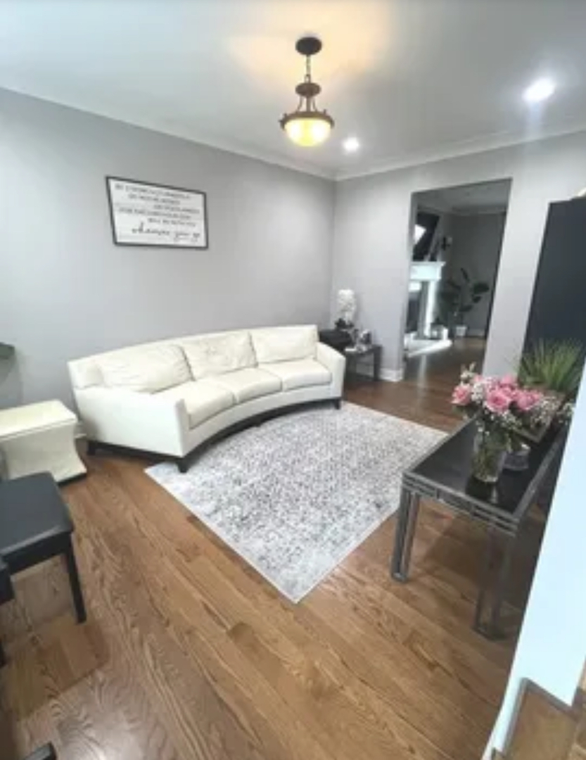805 S Chatham Avenue, Addison, IL 60101
