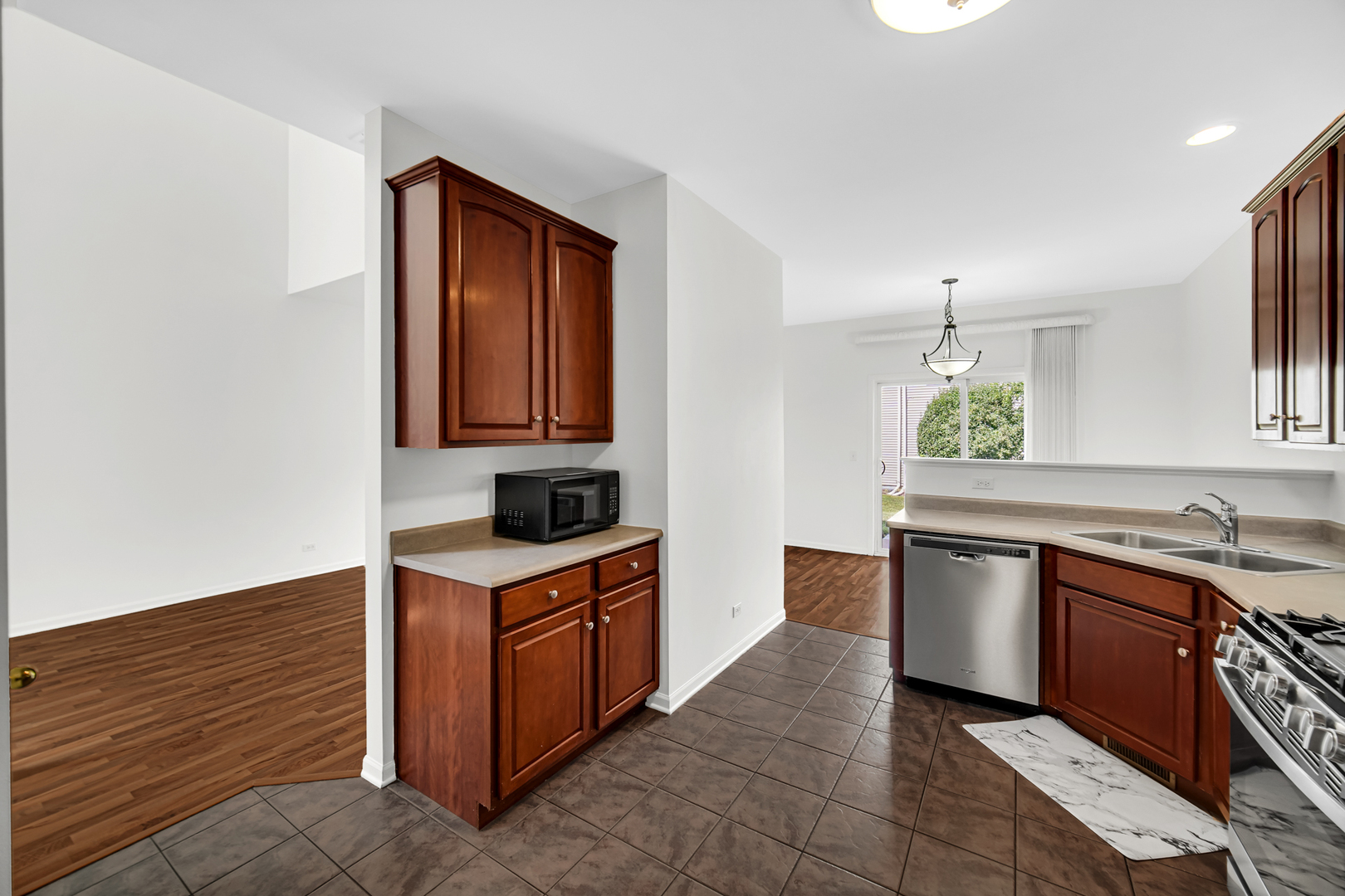 2237 Stoughton Drive, Aurora, IL 60502