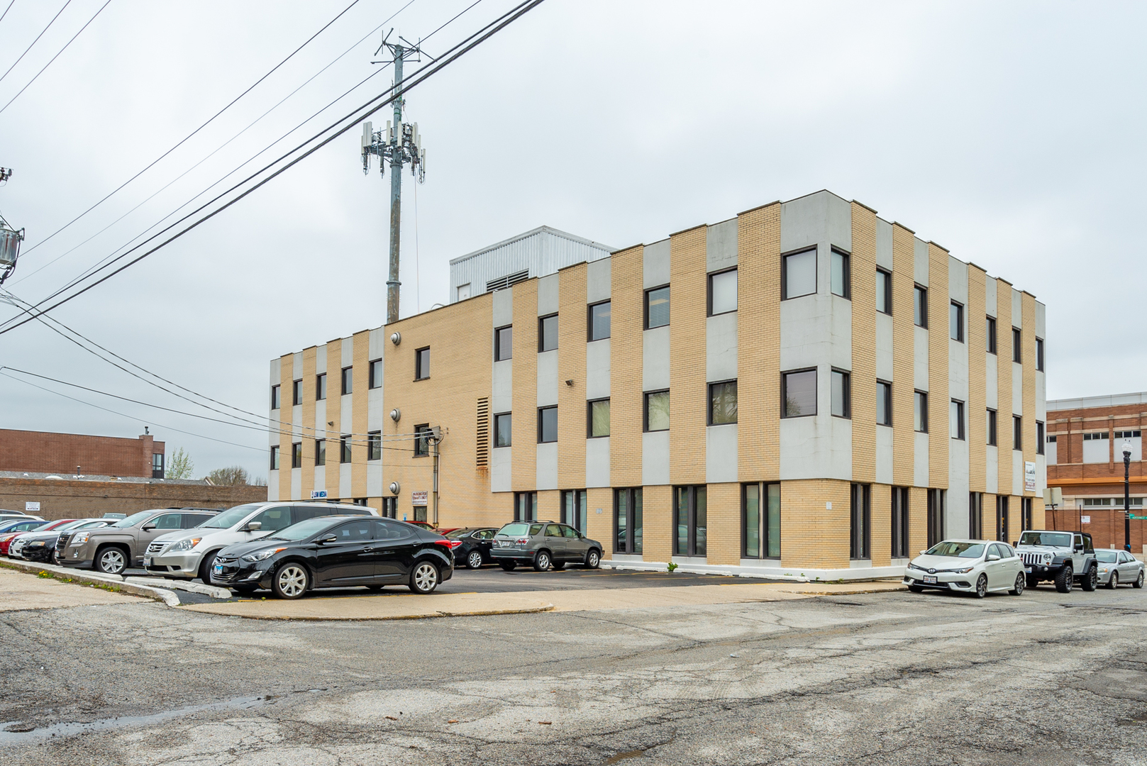 6650 N Northwest Highway, Chicago, IL 60631