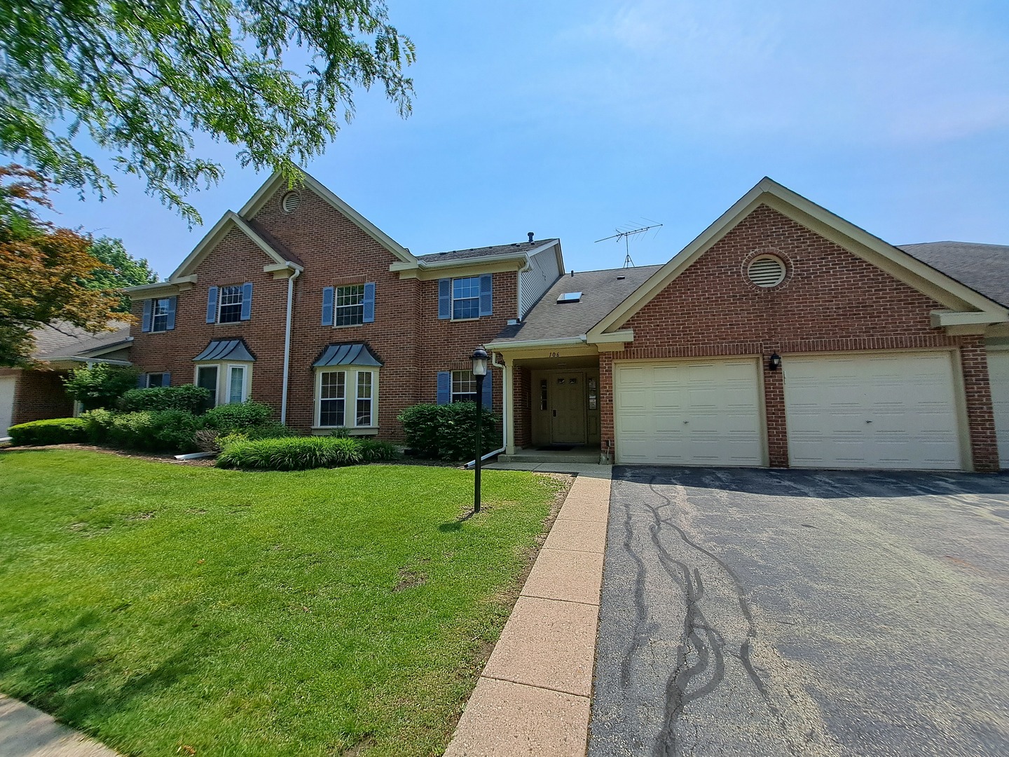 106 Stirling Lane #V2, Schaumburg, IL 60194