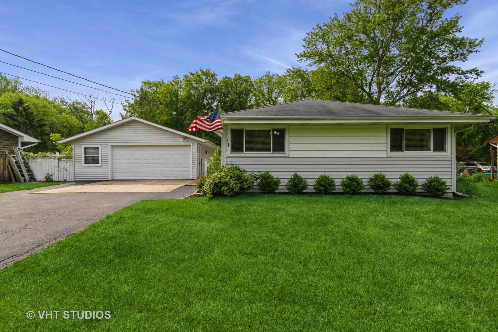 16199 W Des Plaines Drive, Libertyville, IL 60048
