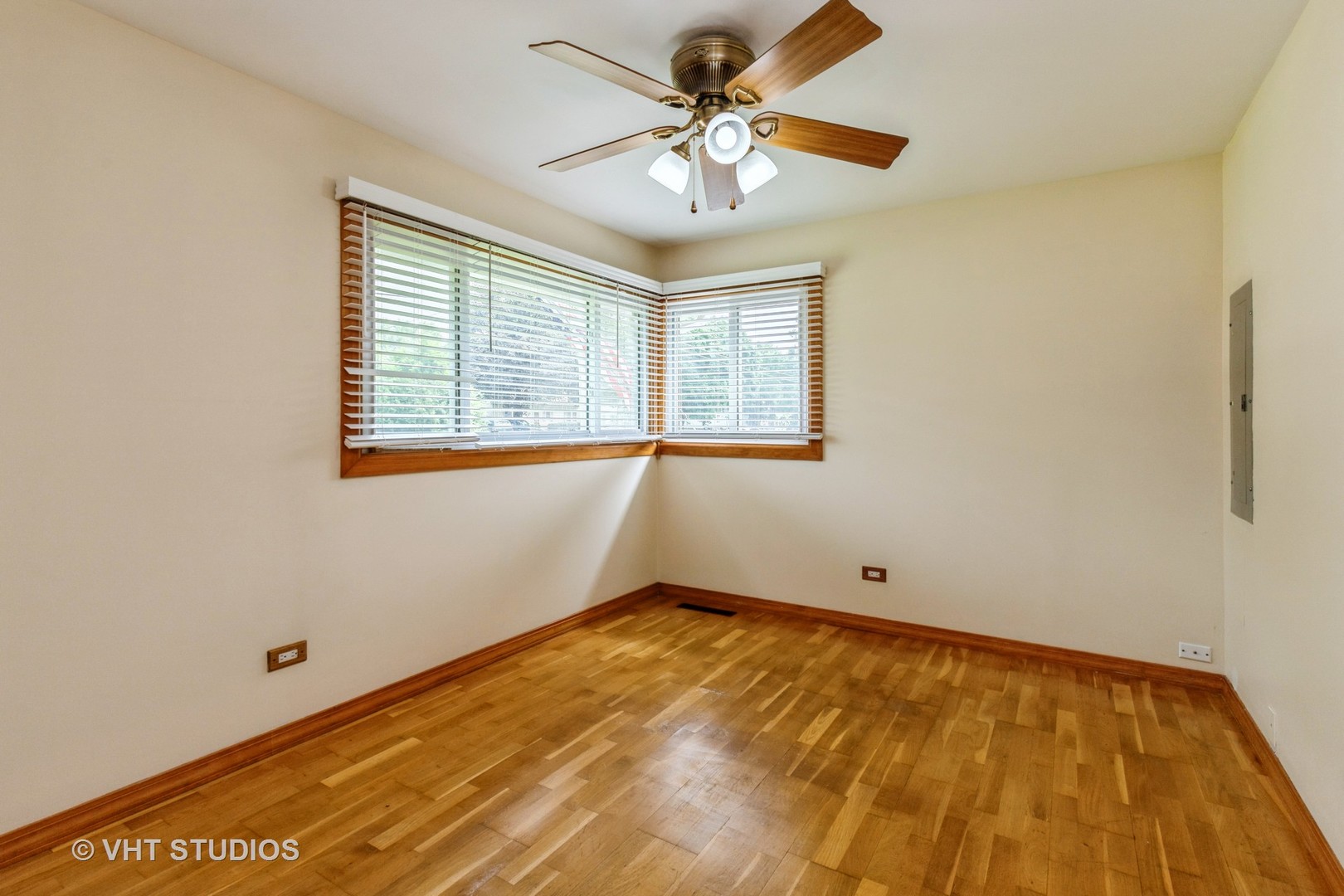16199 W Des Plaines Drive, Libertyville, IL 60048
