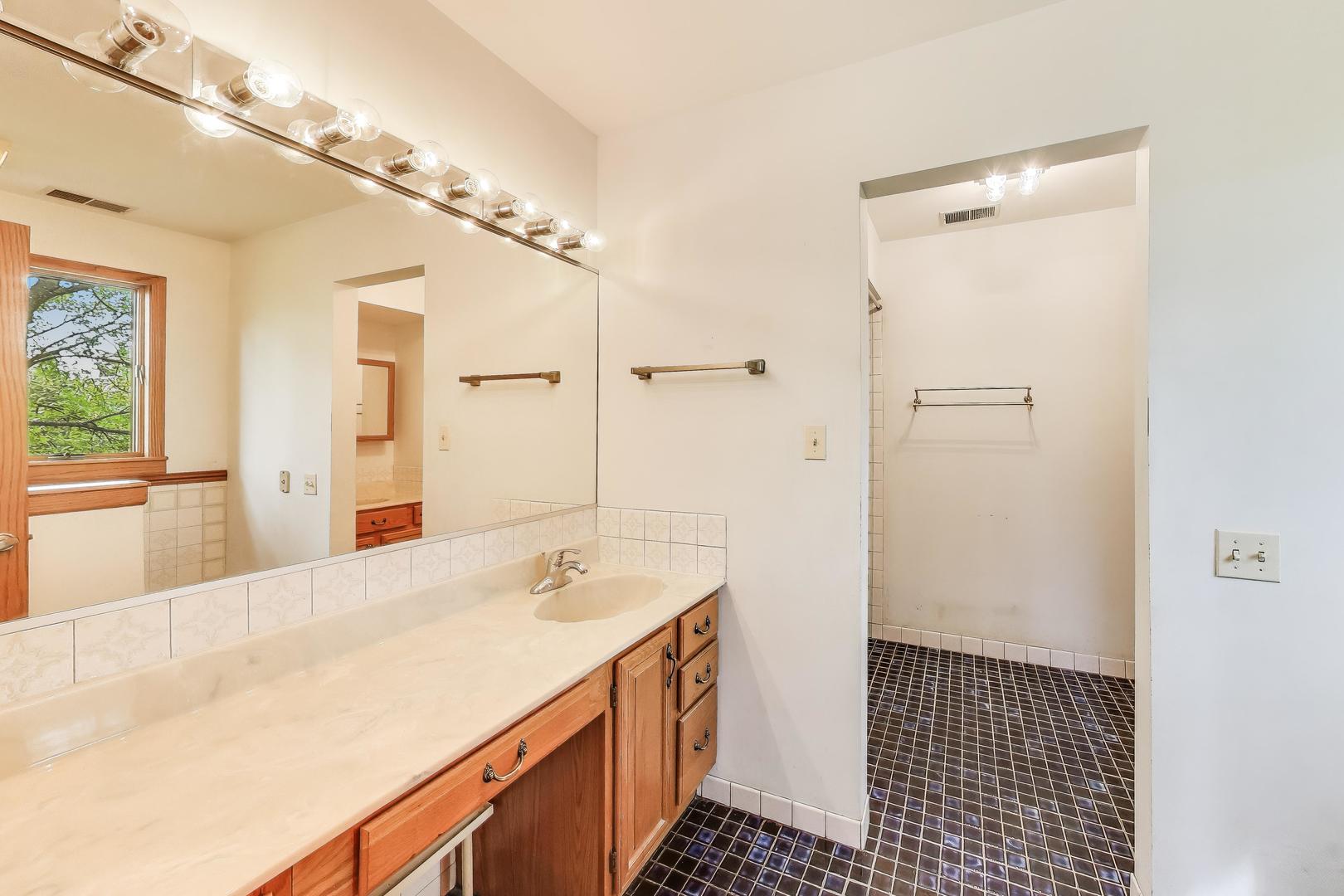 10117 Potter Road, Des Plaines, IL 60016