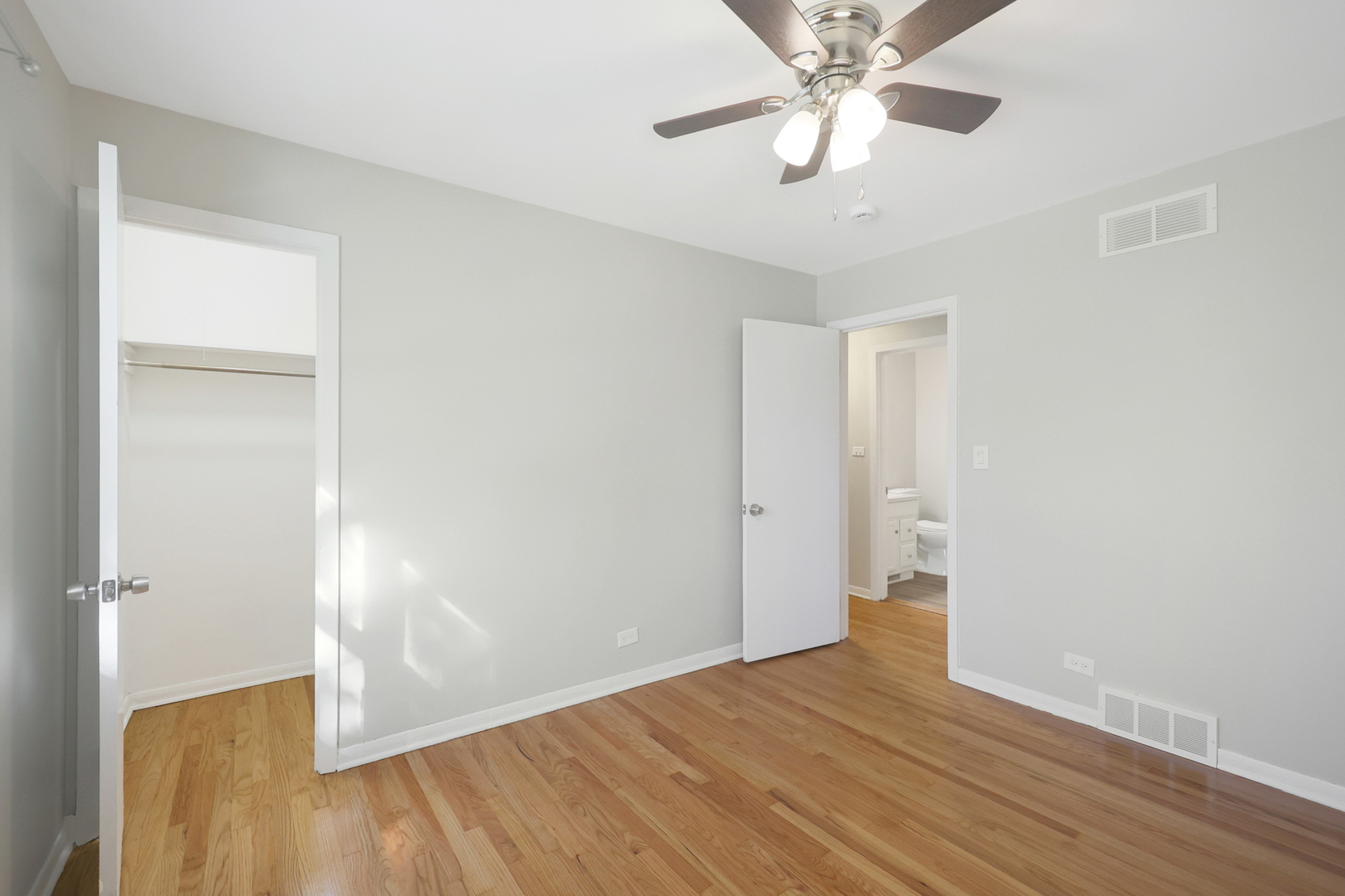 9002 N Clifton Avenue, Niles, IL 60714