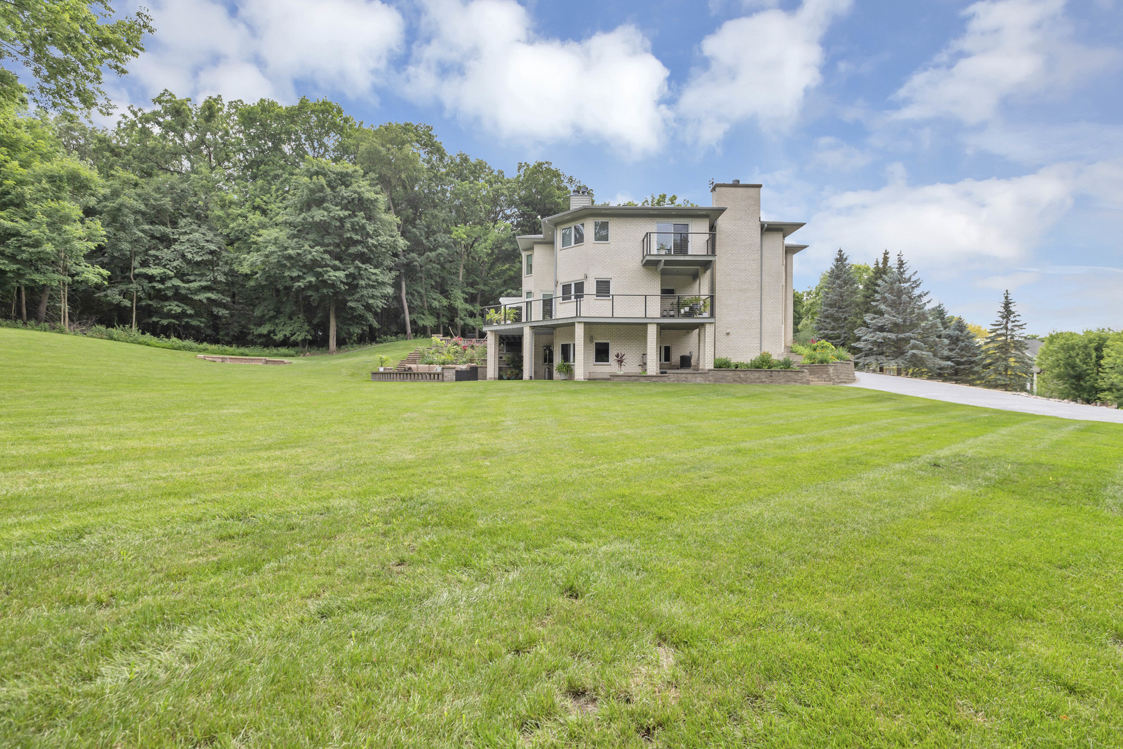 10470 N River Road, Barrington Hills, IL 60010