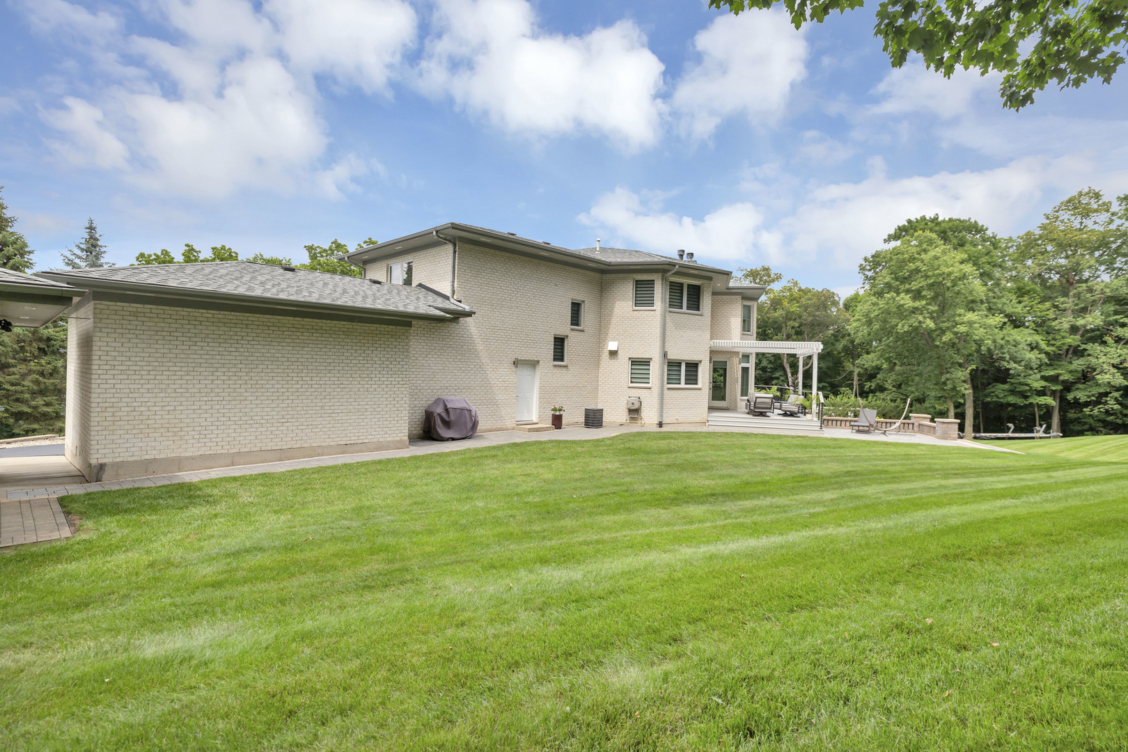 10470 N River Road, Barrington Hills, IL 60010