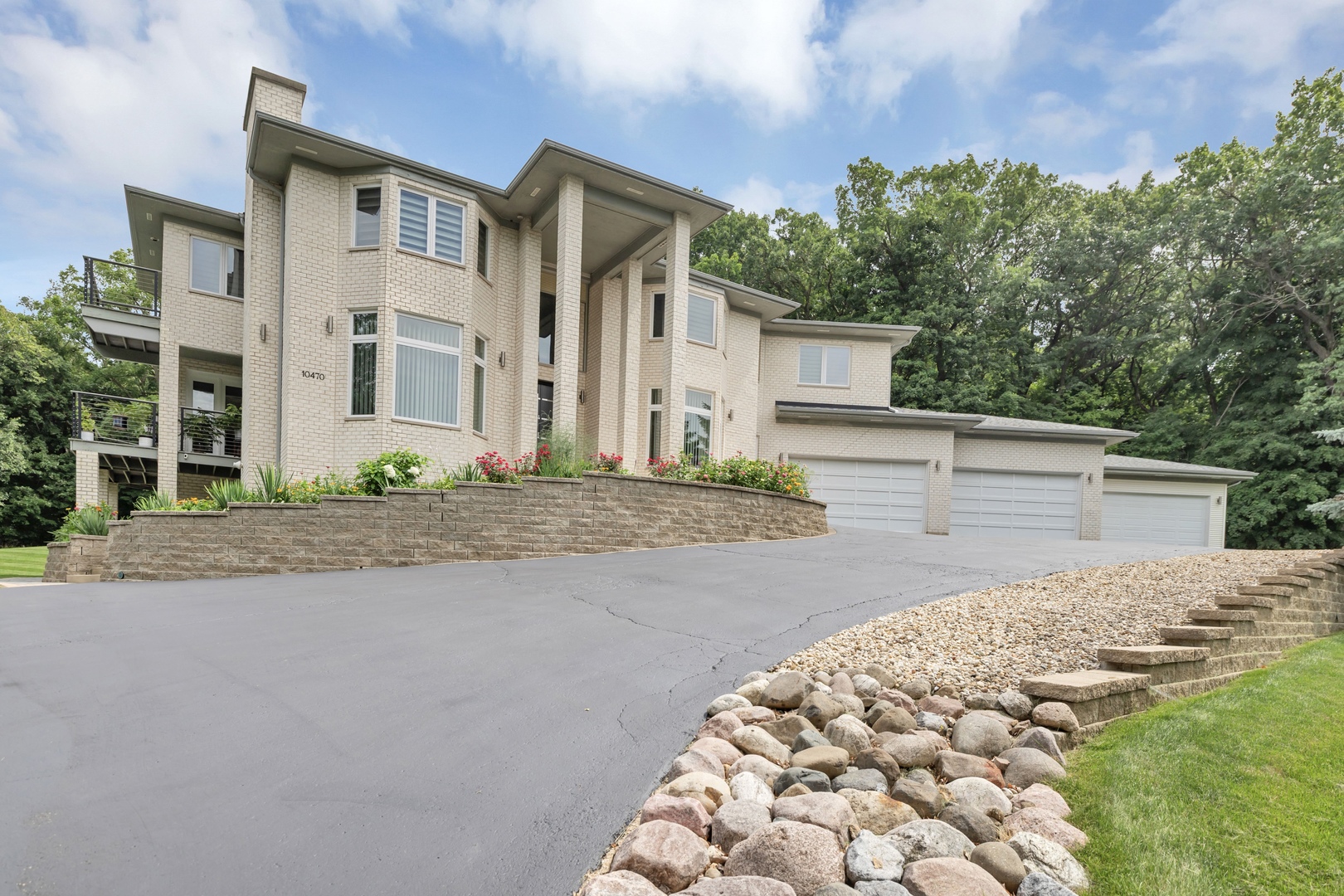 10470 N River Road, Barrington Hills, IL 60010