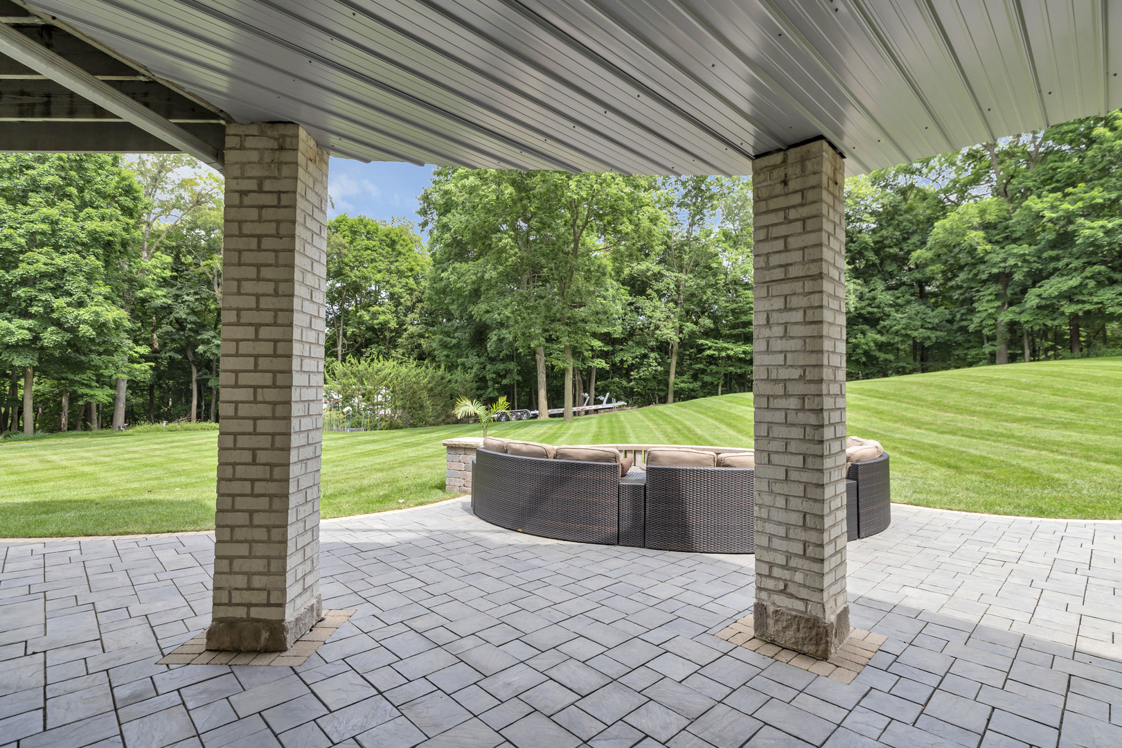 10470 N River Road, Barrington Hills, IL 60010