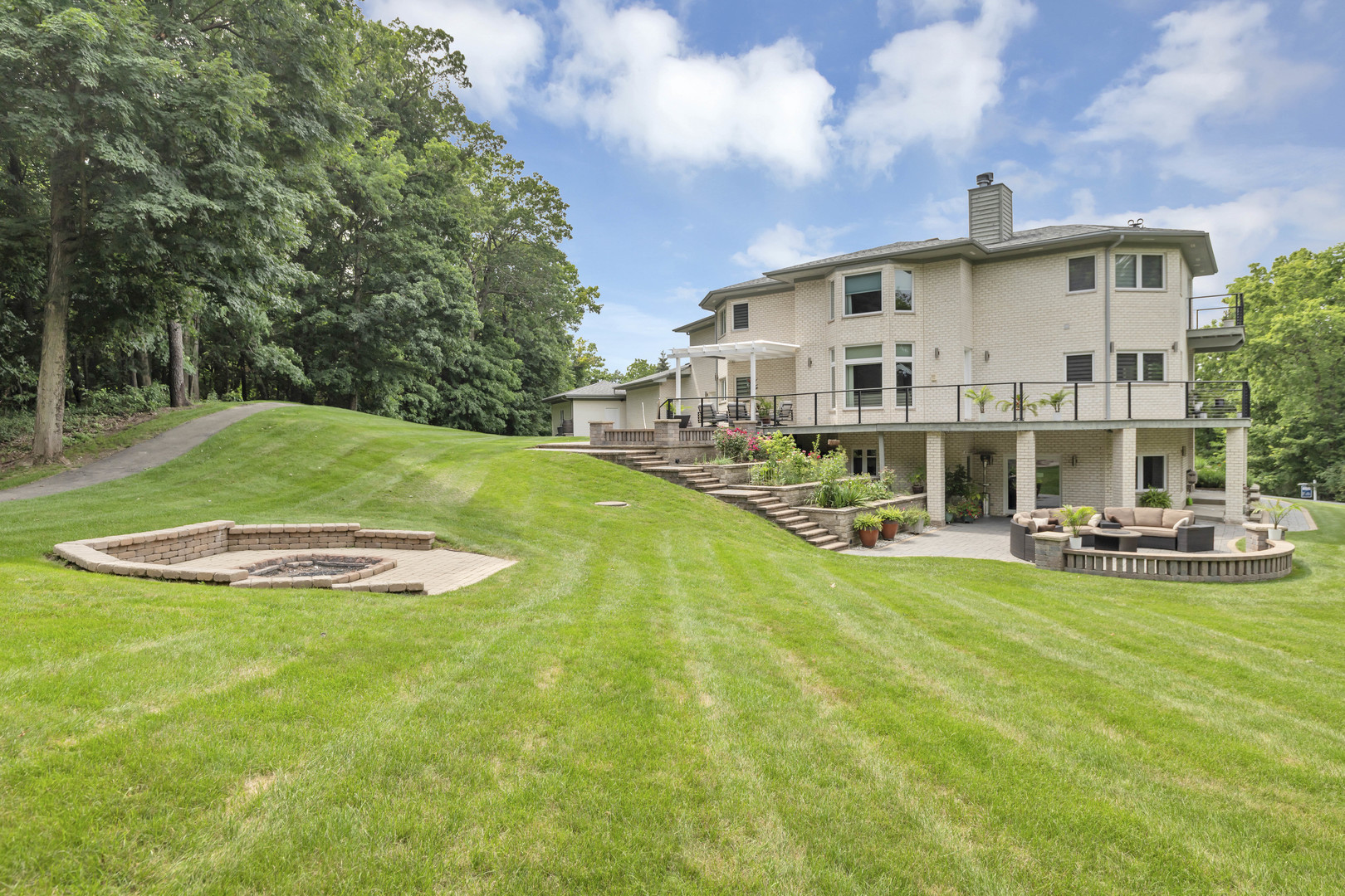 10470 N River Road, Barrington Hills, IL 60010
