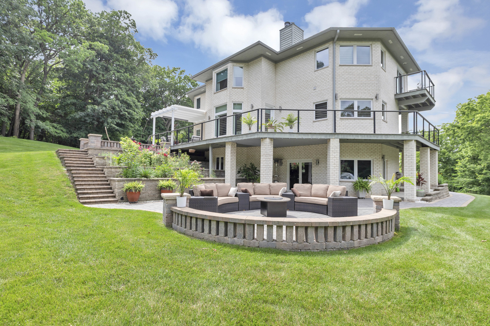 10470 N River Road, Barrington Hills, IL 60010