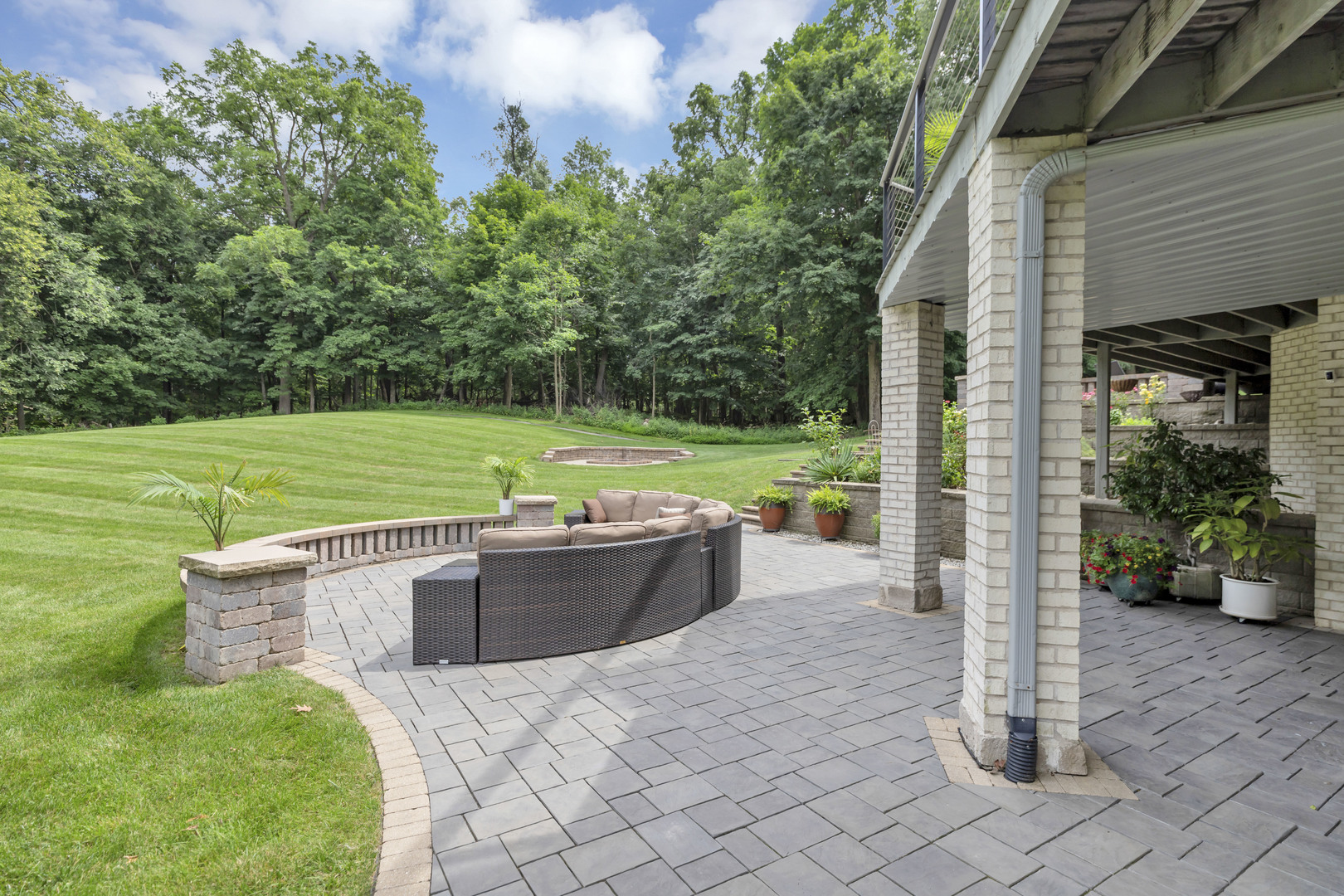 10470 N River Road, Barrington Hills, IL 60010