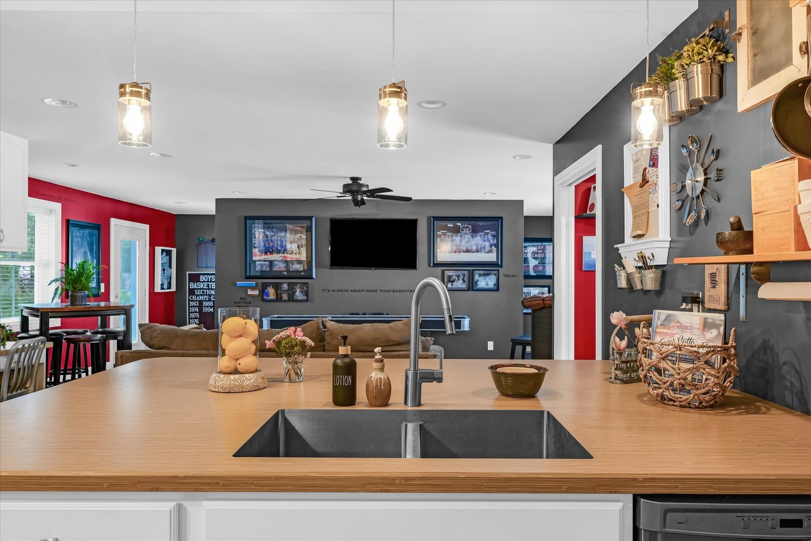 320 E Locust Street, Watseka, IL 60970