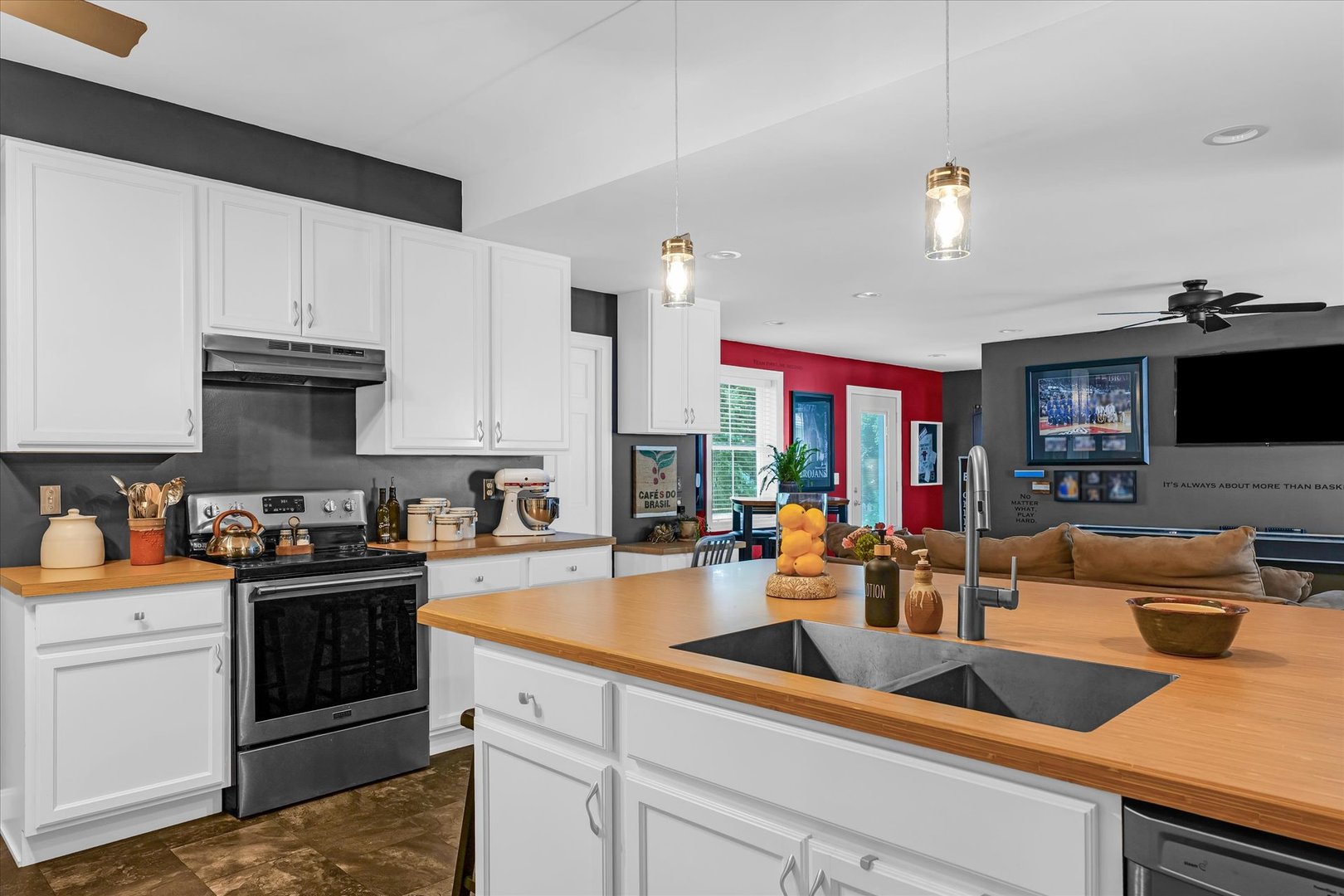 320 E Locust Street, Watseka, IL 60970