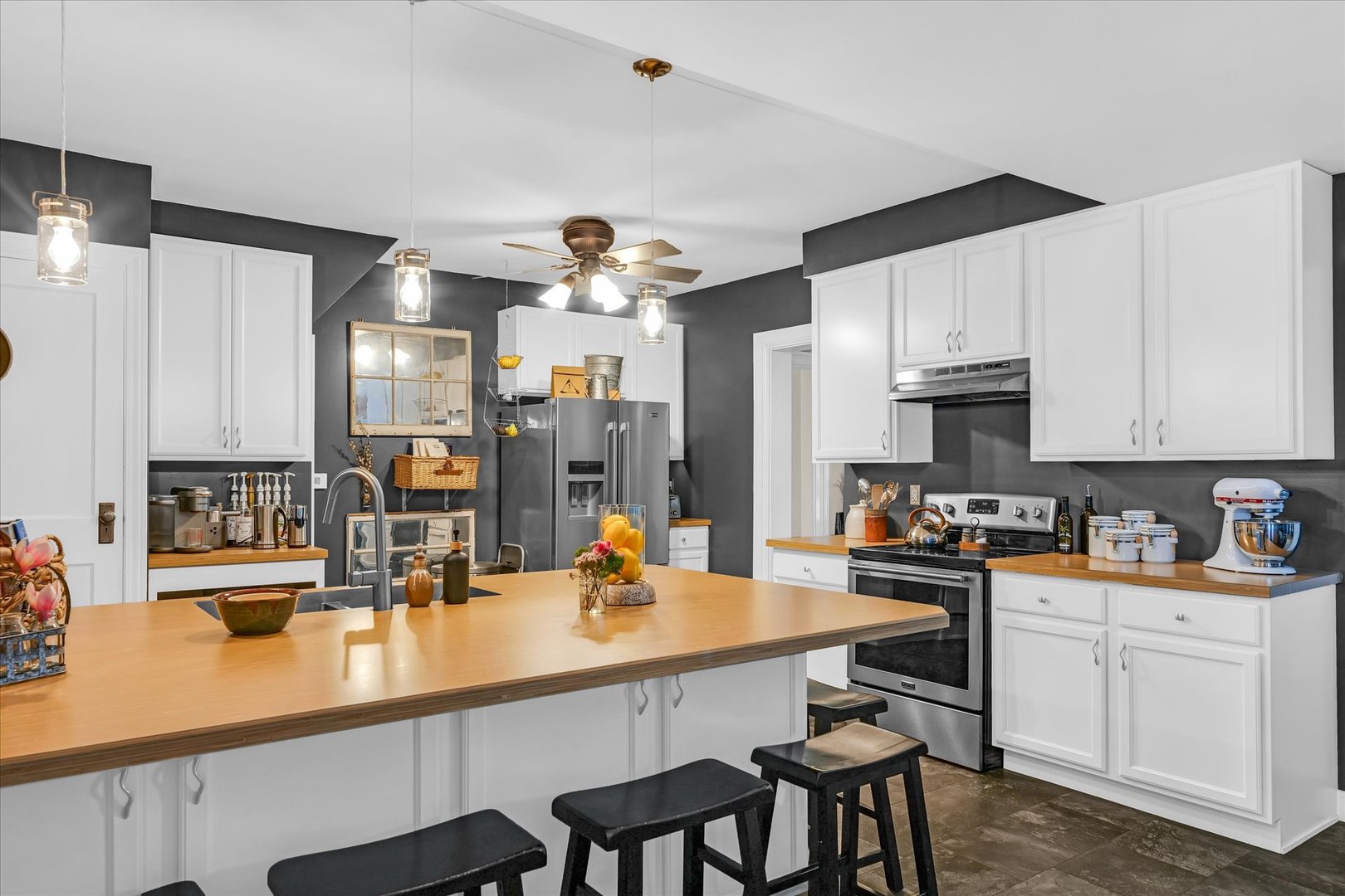 320 E Locust Street, Watseka, IL 60970