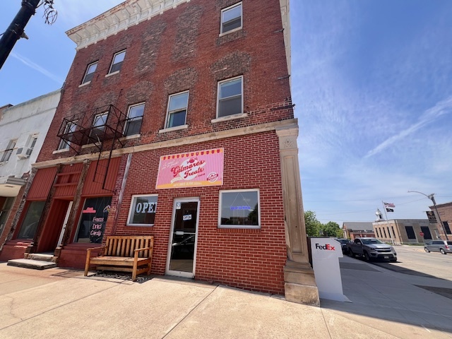 505 W Side Square, Clinton, IL 61727