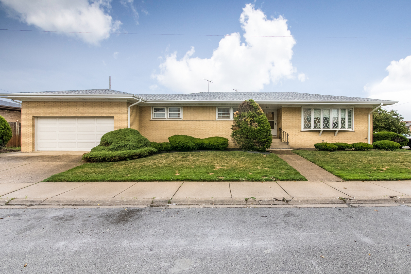 8560 W Winona Street, Chicago, IL 60656