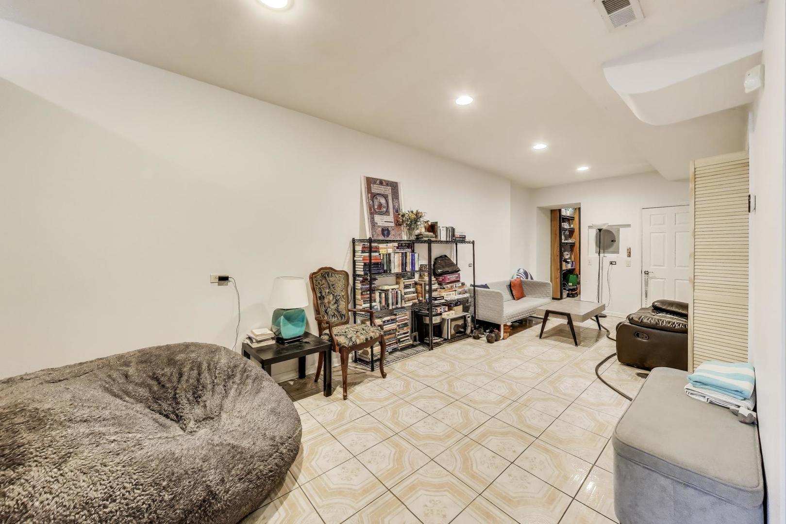 2058 W Washington Boulevard, Chicago, IL 60612