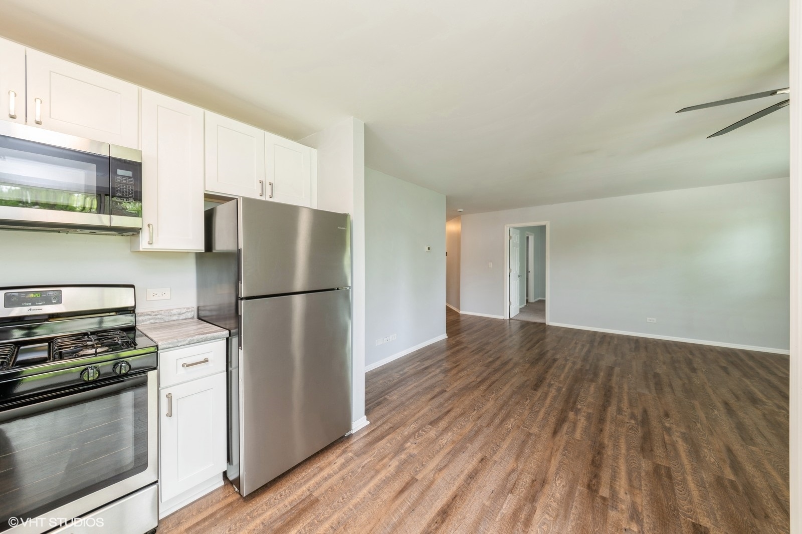 527 E Shagbark Lane #H, Streamwood, IL 60107