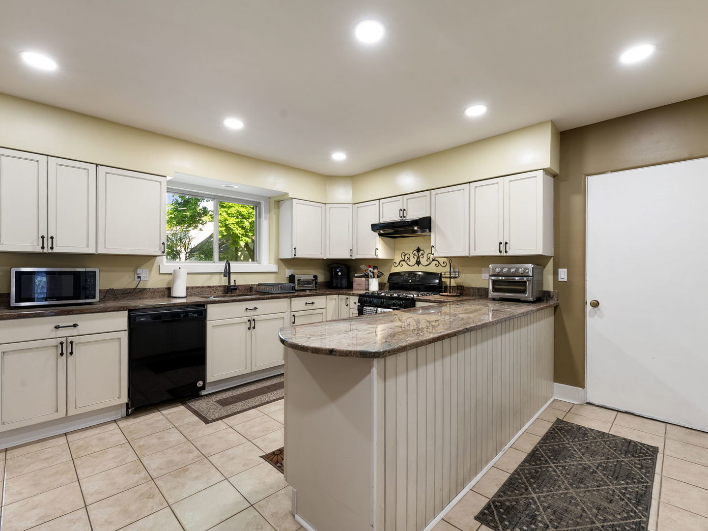 225 S Gladstone Avenue, Aurora, IL 60506