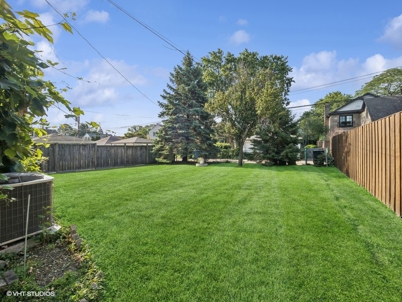 7647 W Devon Avenue, Chicago, IL 60631