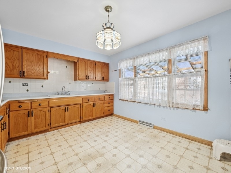 7647 W Devon Avenue, Chicago, IL 60631
