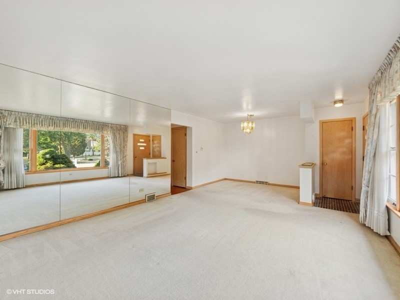 7647 W Devon Avenue, Chicago, IL 60631