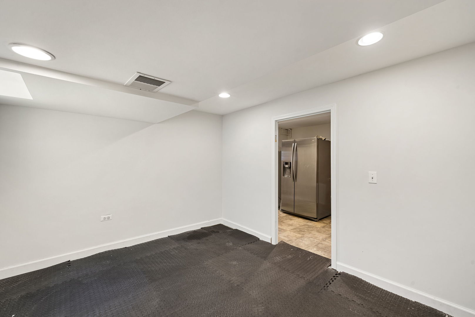 5121 W Newport Avenue, Chicago, IL 60641