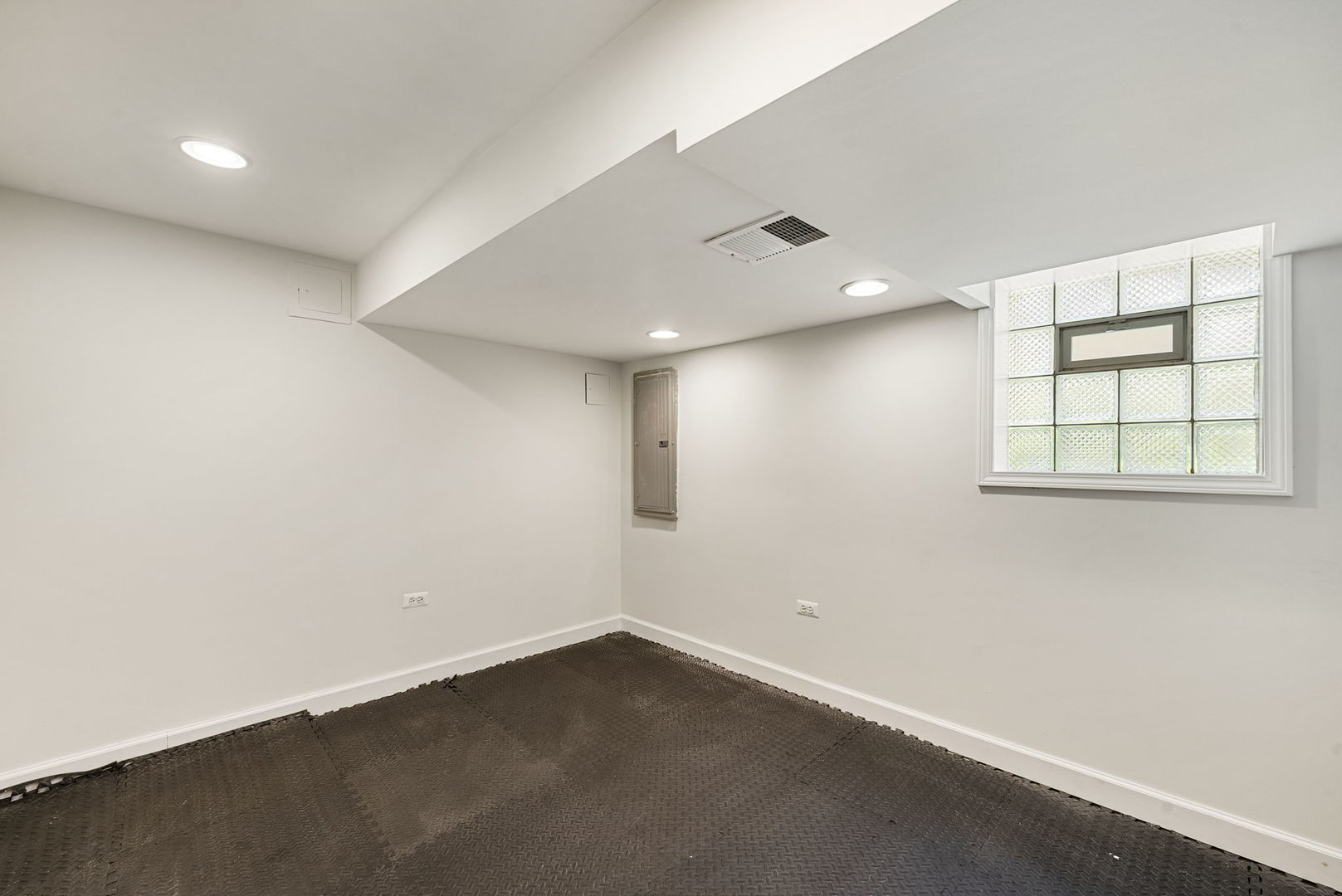 5121 W Newport Avenue, Chicago, IL 60641