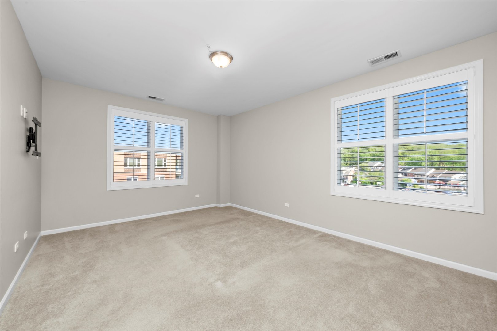300 Village Circle #505, Willow Springs, IL 60480
