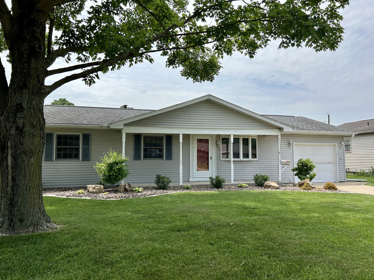 1220 Sunset Drive, Peru, IL 61354