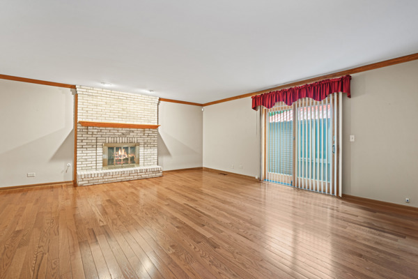 1220 N Honey Hill Road, Addison, IL 60101