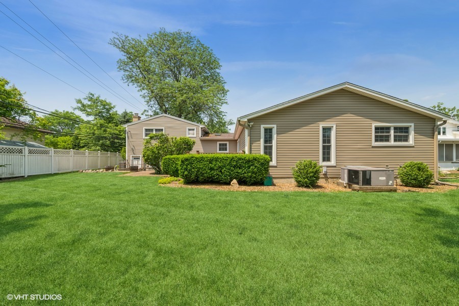 2301 N Williamsburg Street, Arlington Heights, IL 60004