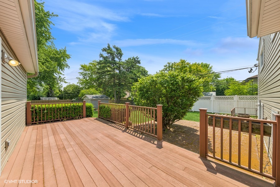 2301 N Williamsburg Street, Arlington Heights, IL 60004