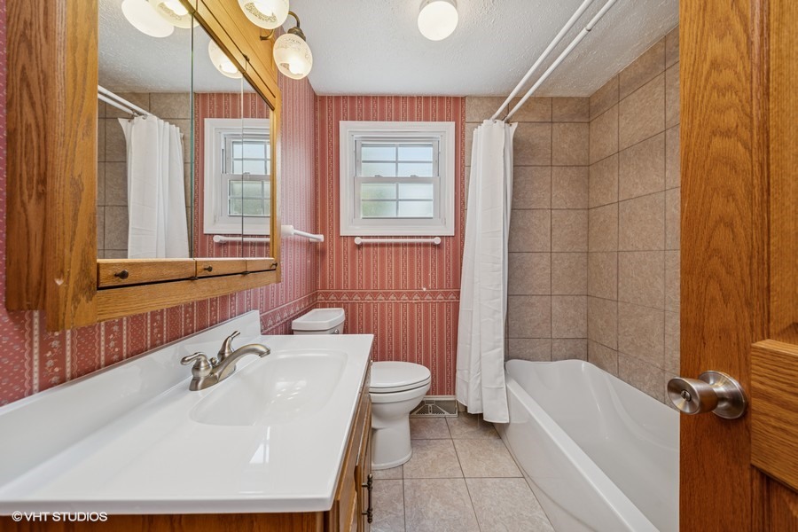 2301 N Williamsburg Street, Arlington Heights, IL 60004
