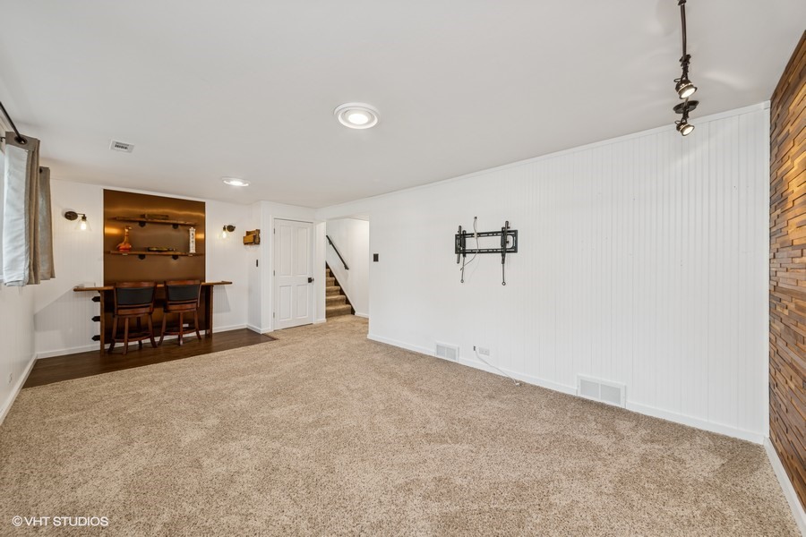 2301 N Williamsburg Street, Arlington Heights, IL 60004