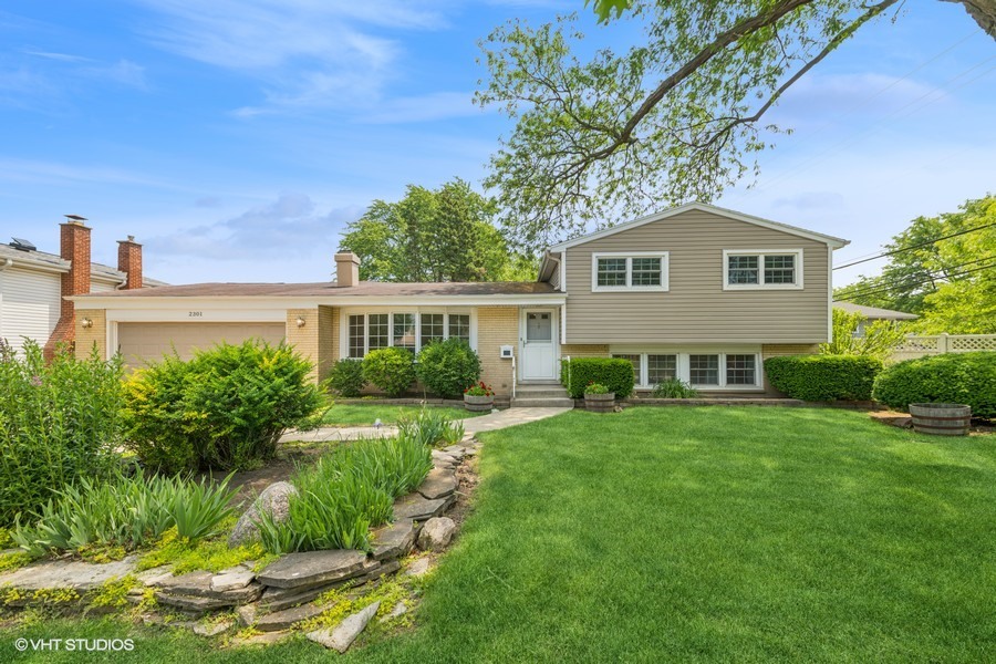 2301 N Williamsburg Street, Arlington Heights, IL 60004