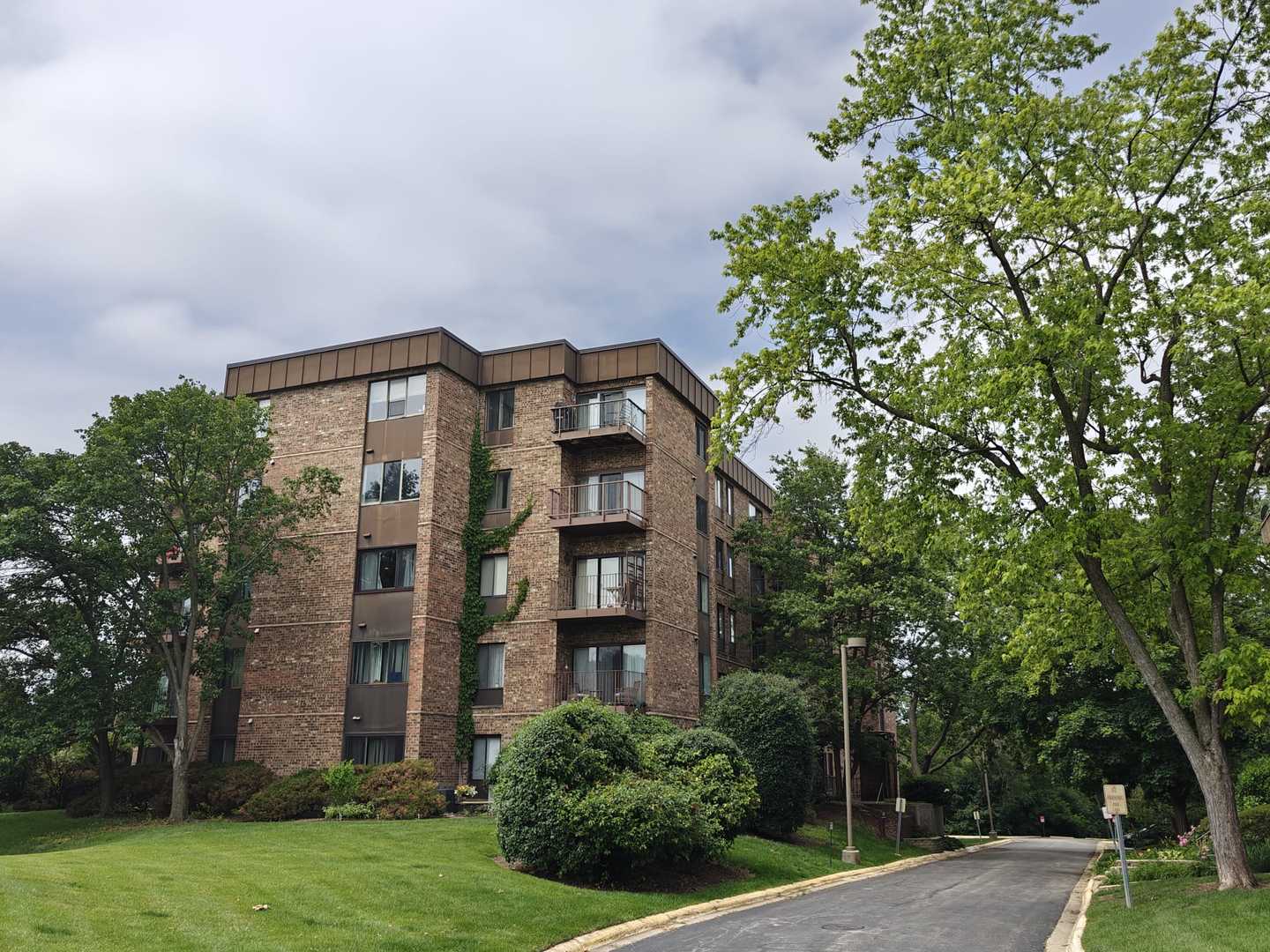 425 Walnut Creek Lane #1401, Lisle, IL 60532