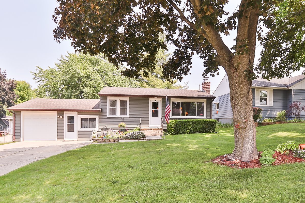 274 Crystal Avenue, South Elgin, IL 60177