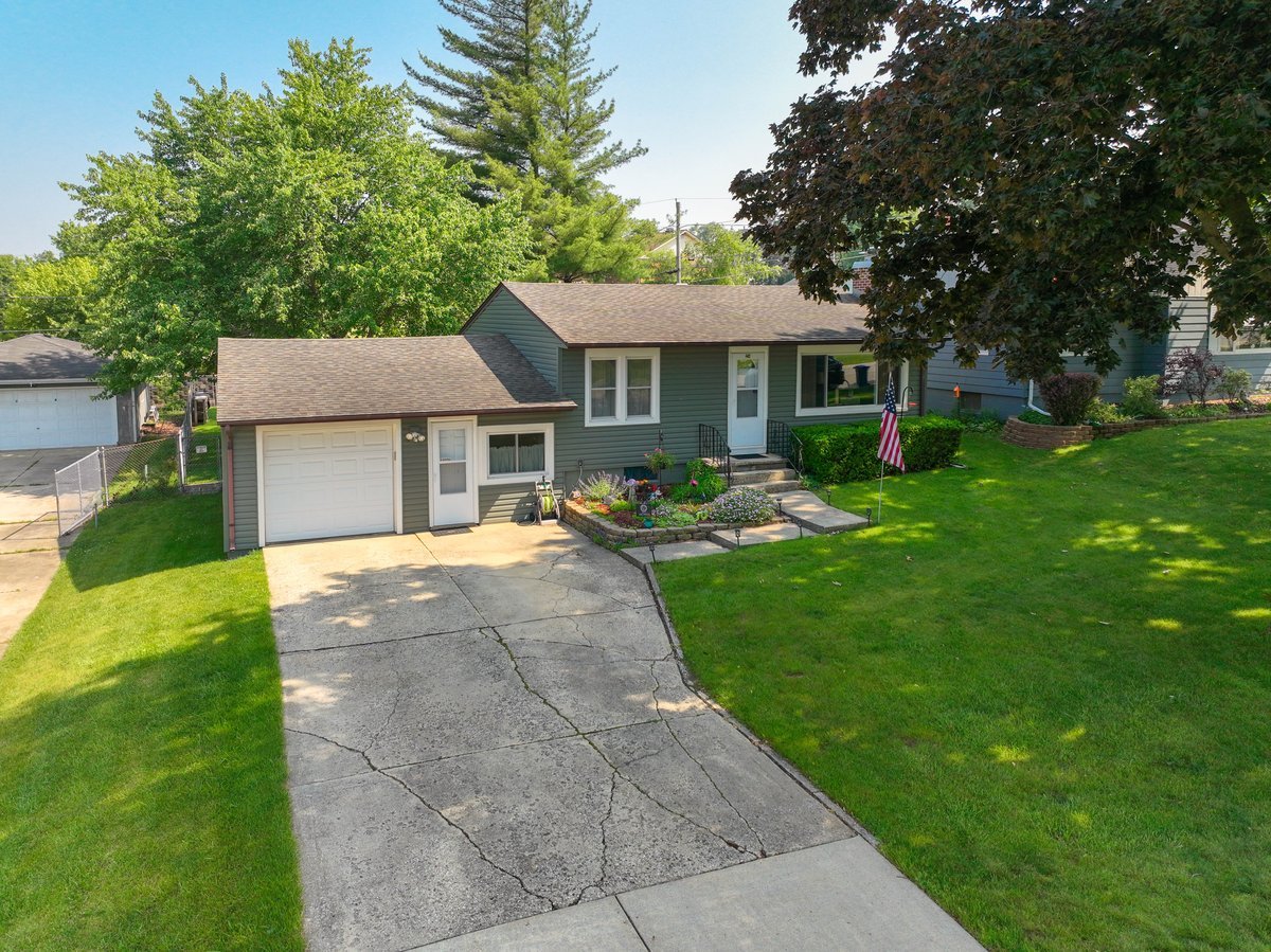 274 Crystal Avenue, South Elgin, IL 60177