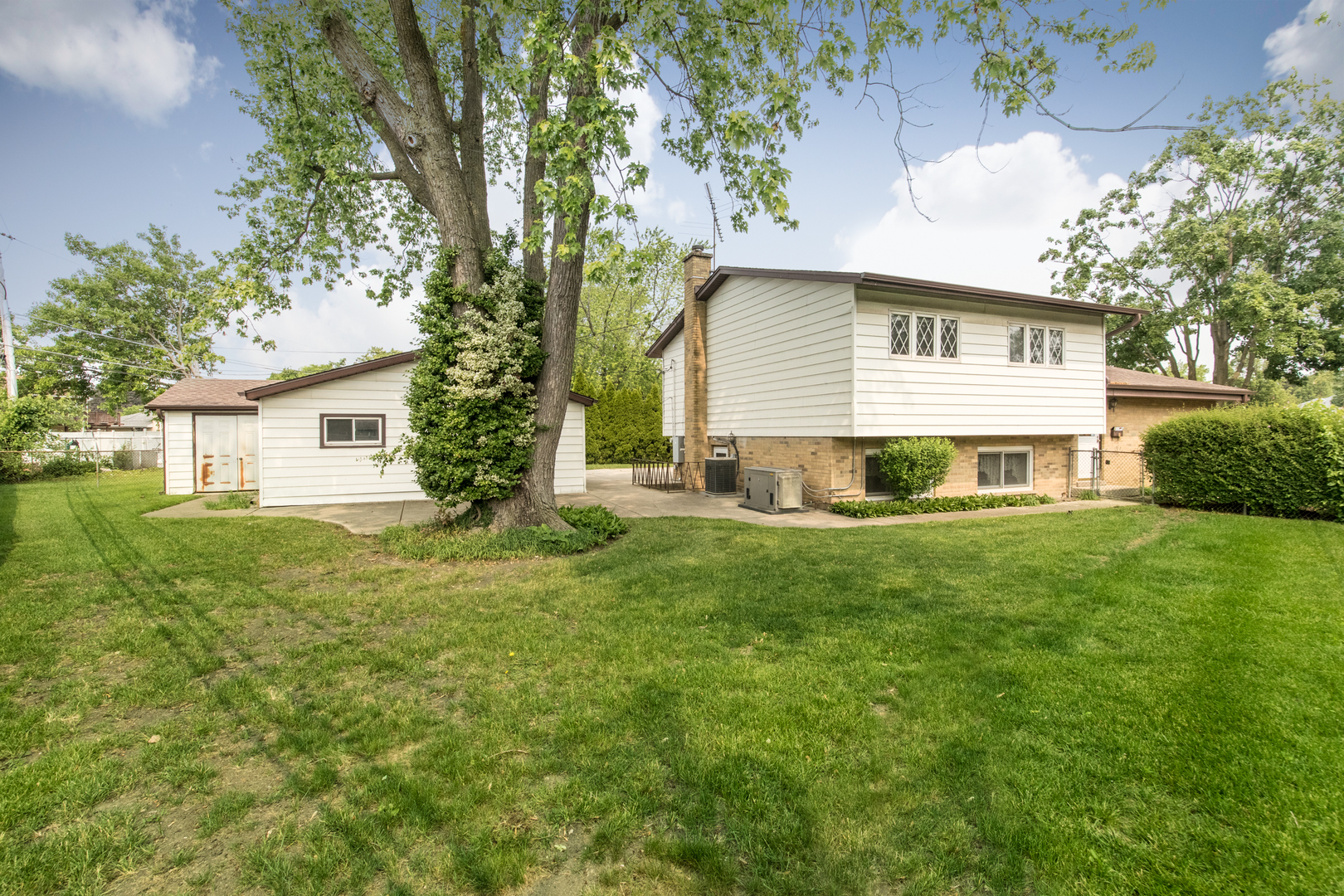 305 Denver Drive, Des Plaines, IL 60018