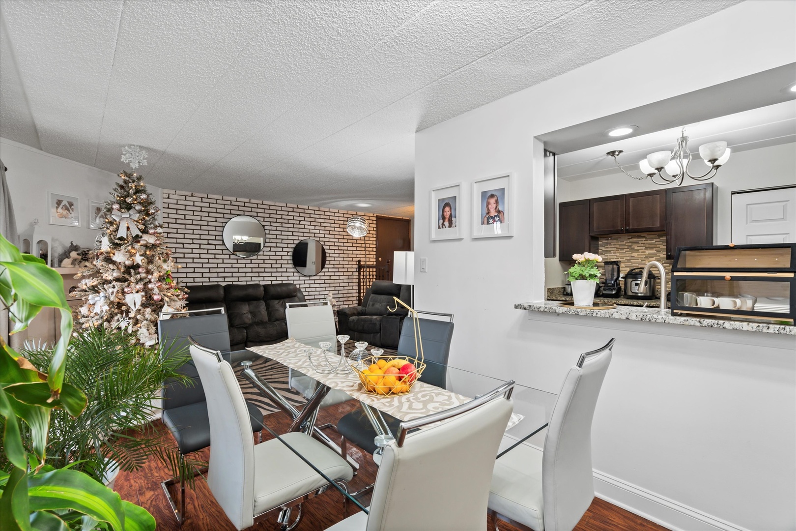 47 PIER Drive #102, Westmont, IL 60559