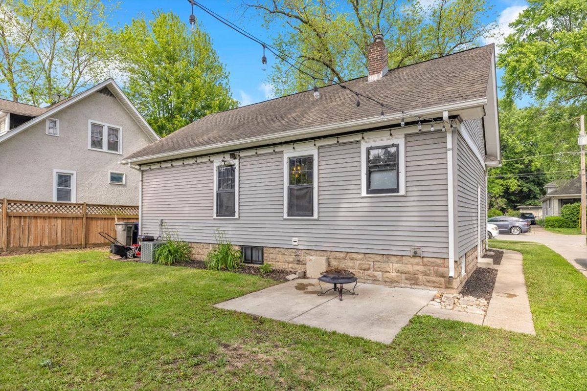 1050 Bellevue Avenue, Elgin, IL 60120
