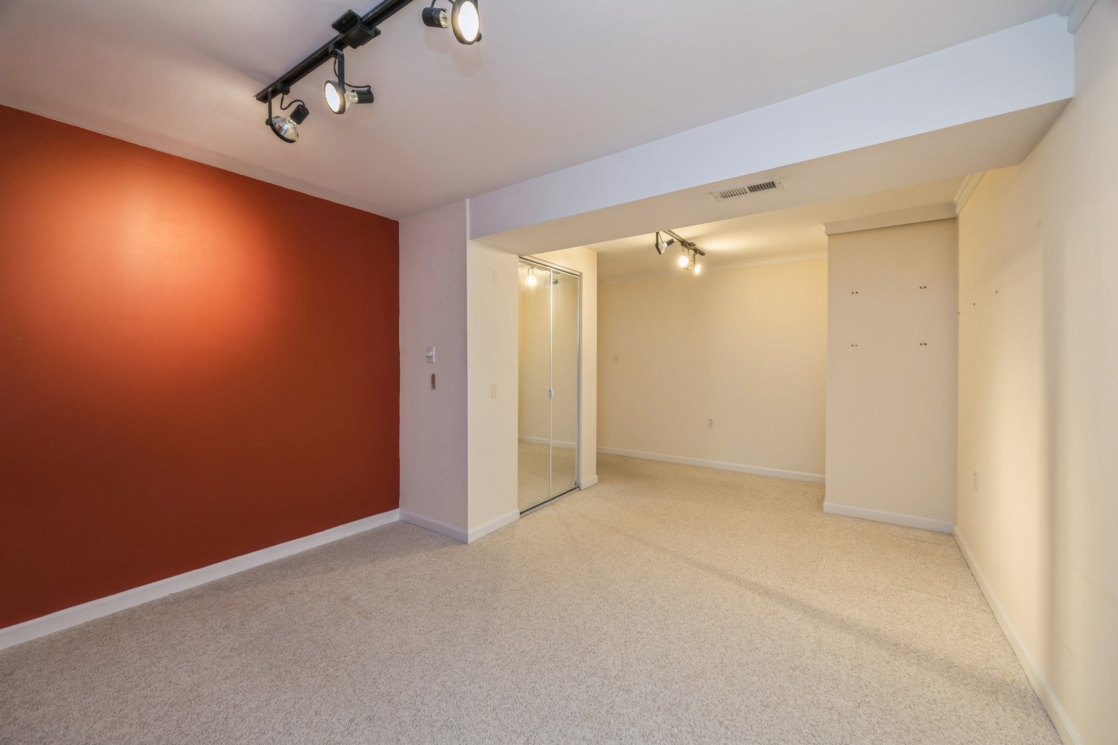 513 Citadel Circle, Westmont, IL 60559
